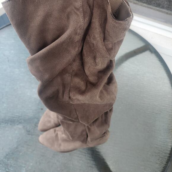 Qupid Womens GUC Sz 7 Slim Suede Like Knee High Boots in Tan with a Wedge - Picture 3 of 10